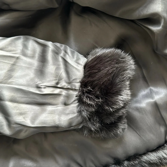 Vintage black fur coat size medium mob wife era from France EDGY FEMININE - Picture 13 of 15